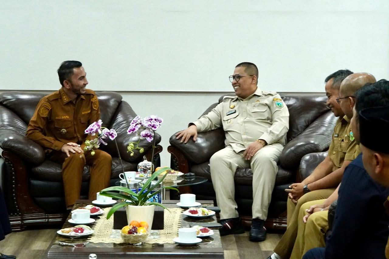 Wako Hendri bersama Kepala BPOM diruang kerjanya.